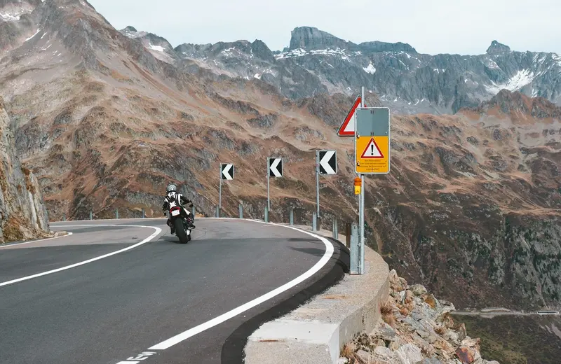 Sürüş tekniği için temsilî motosiklet fotoğrafı